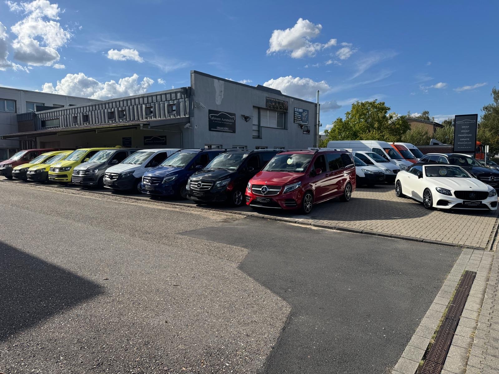 Fahrzeuge auf dem Gelände von Lehmann Automobile